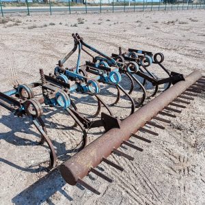 Cultivador agrícola de 13 brazos fijos con rastrillo